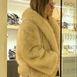 Jennifer Lopez cu o haină de blană pe ea într-un magazin de lux