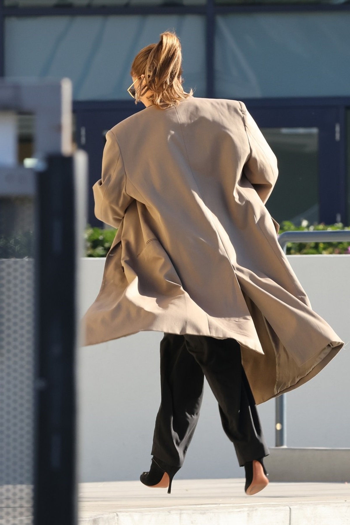 Jennifer Lopez fotografiată cu spatele în timp ce aleargă la recitalul fiicei sale