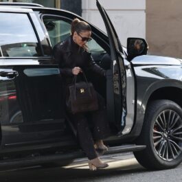 Jennifer Lopez în timp ce coboară dintr-o mașină de lux după ce a făcut cumpărături