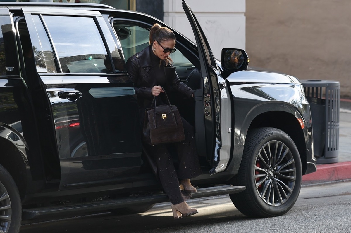 Jennifer Lopez în timp ce coboară dintr-o mașină de lux după ce a făcut cumpărături