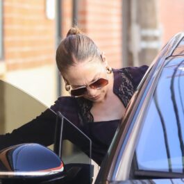 Jennifer Lopez în timp ce se urcă în mașină cu Ben Affleck