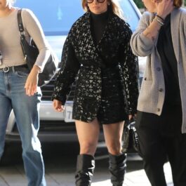 Jennifer Lopez într-o rochie neagră sexy în timp ce merge la o întâlnire de afaceri