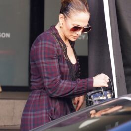 Jennifer Lopez într-o rochie violet în carouri după ce pleacă de la o sală de fitness din California