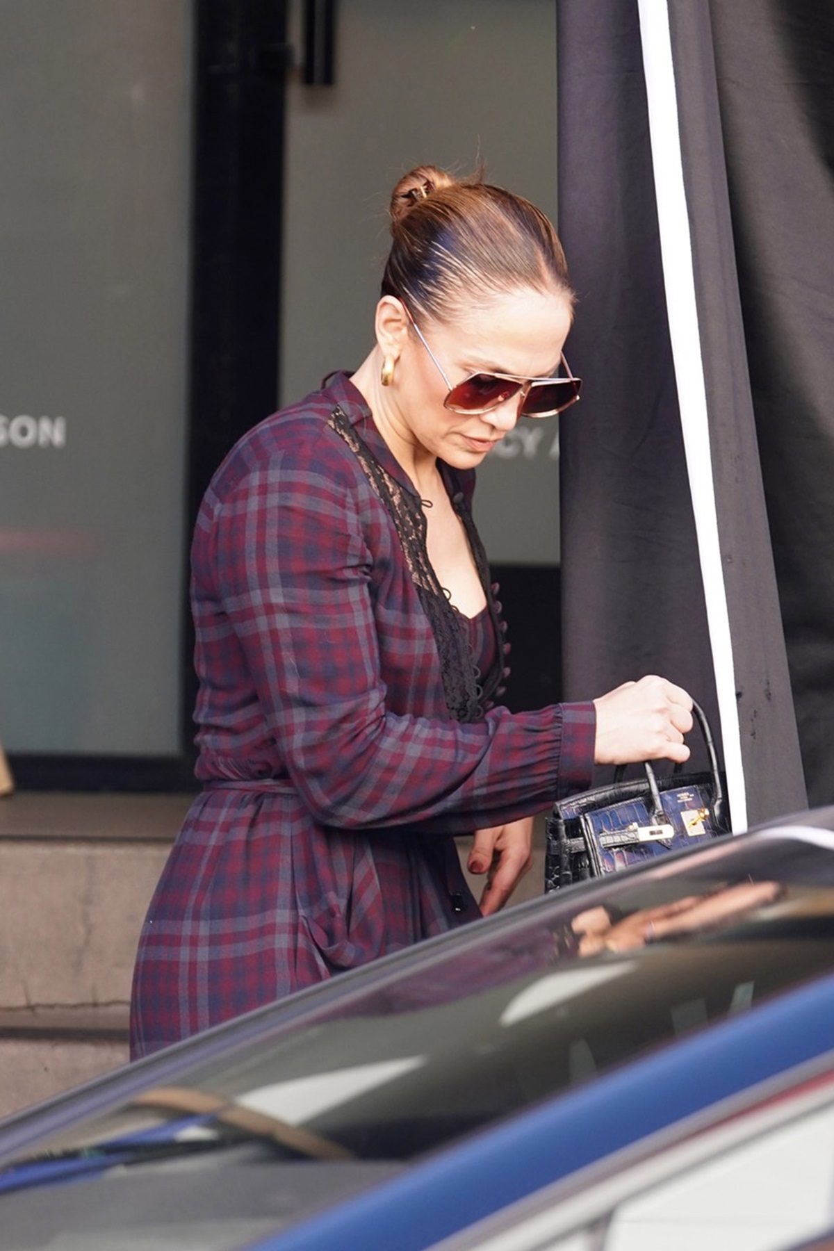 Jennifer Lopez într-o rochie violet în carouri după ce pleacă de la o sală de fitness din California