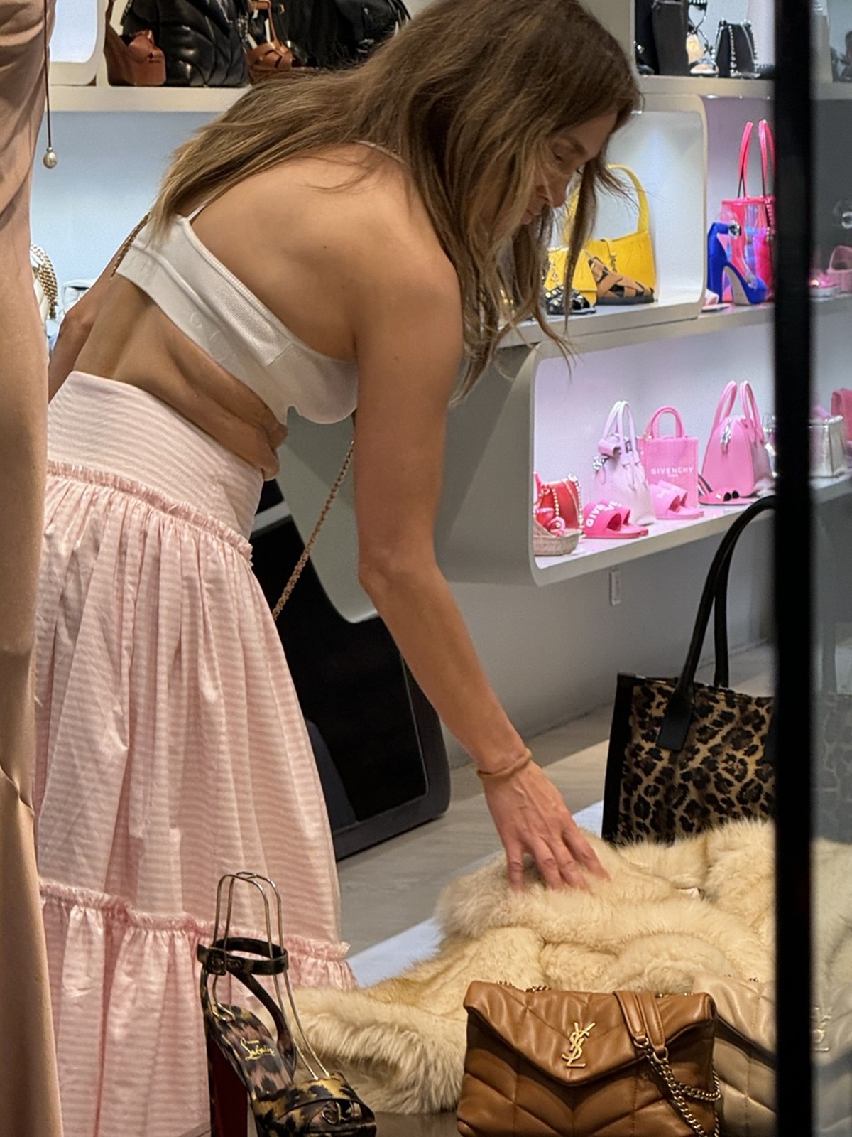 Jennifer Lopez în timp ce se află la cumpărături pe insula Saint-Barthelemy