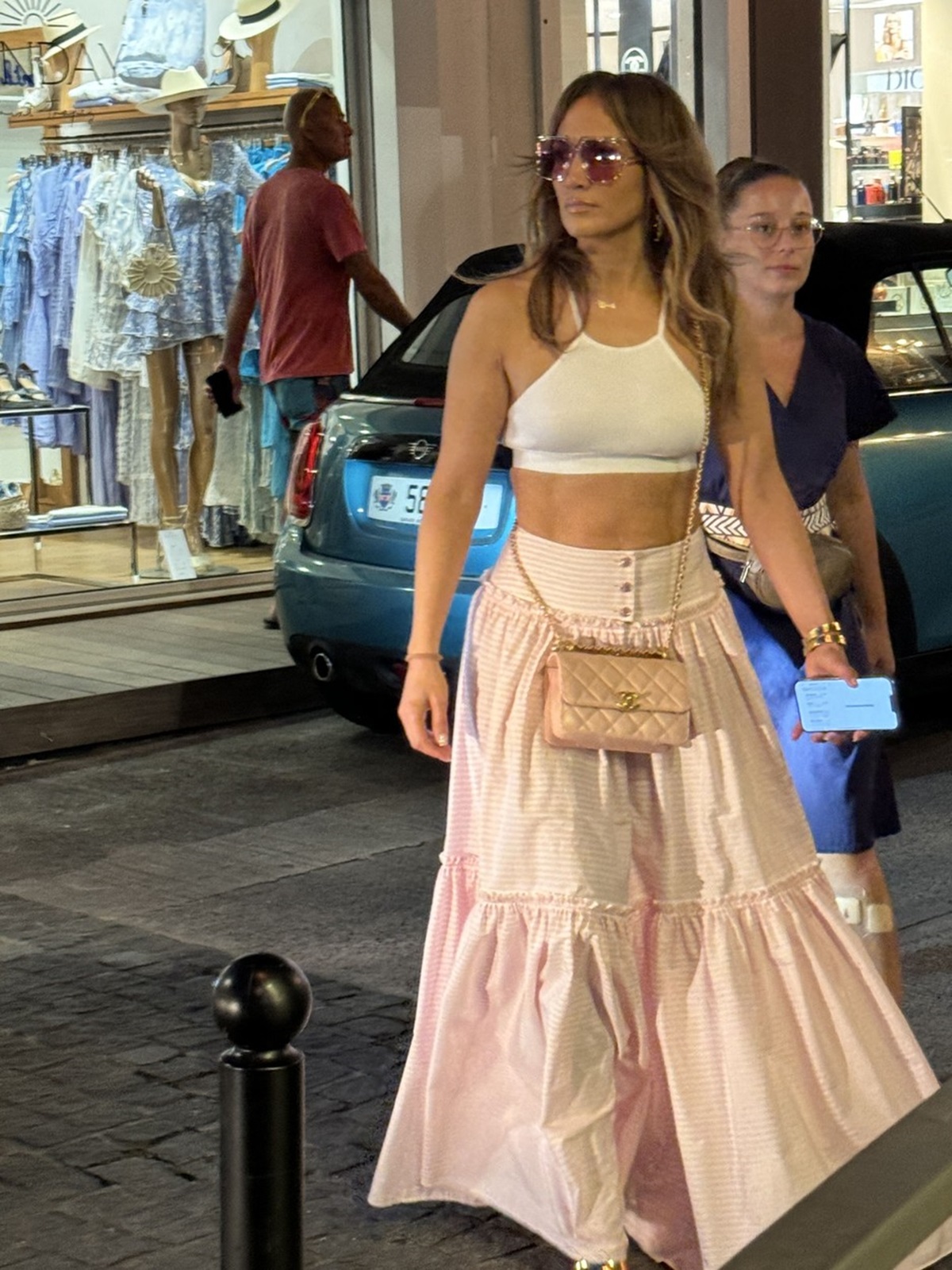Jennifer Lopez într-un crop top și o fustă la cumpărături pe insula Saint-Barthelemy