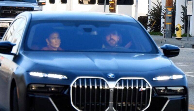 Jennifer Lopez și Ben Affleck au luat masa la un fast-food din Los Angeles. Fotografii i-au surprins purtând discuții aprinse