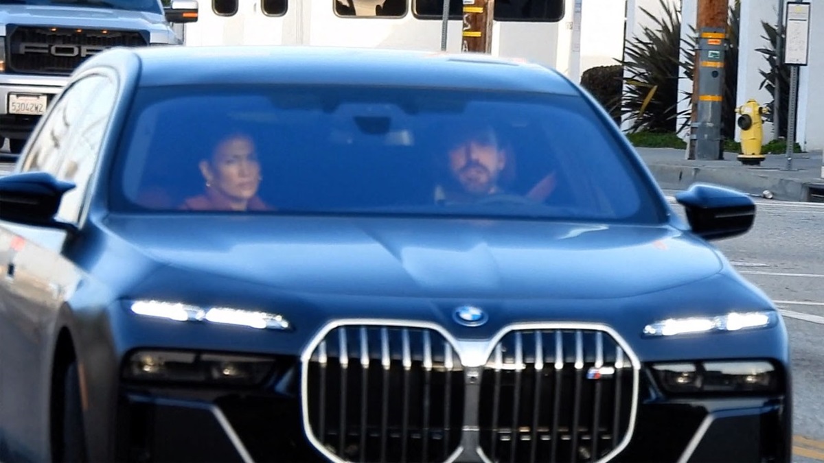Ben Affleck și Jennifer Lopez surprinși într-o mașină neagră în fața unui fast-food