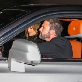 Ben Affleck la volanul unei mașini însoțit de Jennifer Lopez după ce au avut o întâlnire de afaceri
