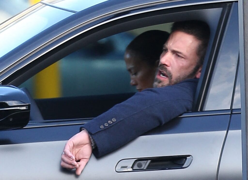 Ben Affleck și Jennfier Lopez într-o mașină în timp ce staționează în fața unui fast-food