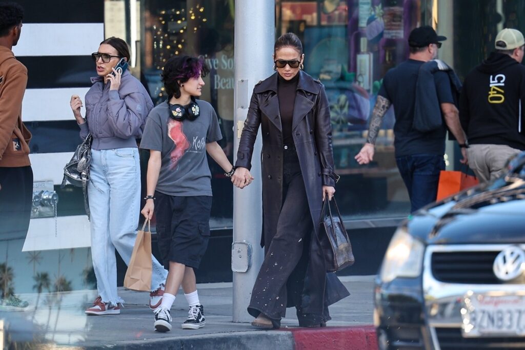 Jennifer Lopez și Emme în timp ce se țin de mână după ce au făcut cumpărături de Crăciun