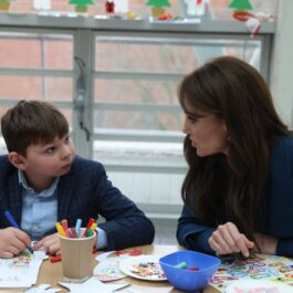 Kate Middleton discută cu un băiețel, într-un spital de copii