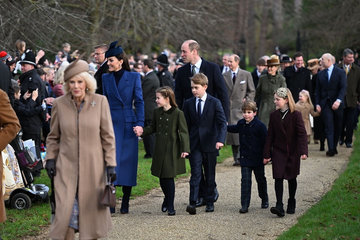 Kate Middleton de mână cu Prințesa Charlotte și Prințul Louis, în spatele căreia se află Prințul William și Prințul George, toți venind de la slujba de Crăciun