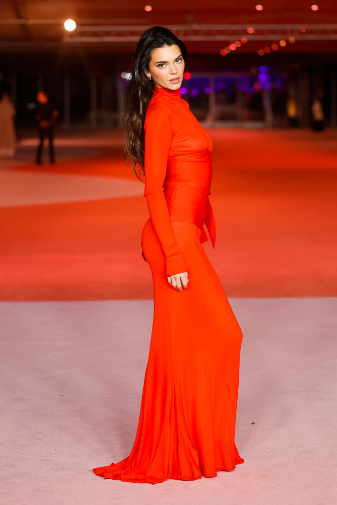 Kendall Jenner, într-o rochie lungă, roșie, mulată