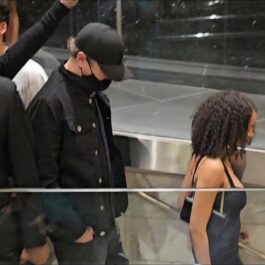 Leonardo DiCaprio în timp ce pleacă de la petrecerea la care s-a distrat cu sora mai mică a lui Kate Moss, Lottie Moss