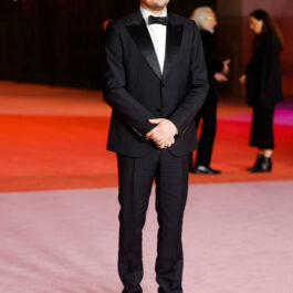 Leonardo DiCaprio, într-un costum negru, elegant