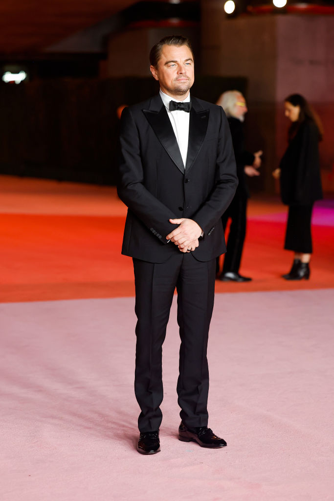 Leonardo DiCaprio, într-un costum negru, elegant