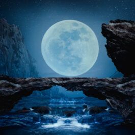 Lună plină pe un cer întunecat lângă un pod de piatră