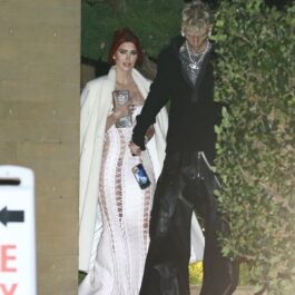 Megan Fox și Machine Gun Kelly în timp ce se țin de mână după petrecerea ținută de Kim Kardashian