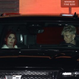 Megan Fox și Machine Gun Kelly într-o mașină neagră