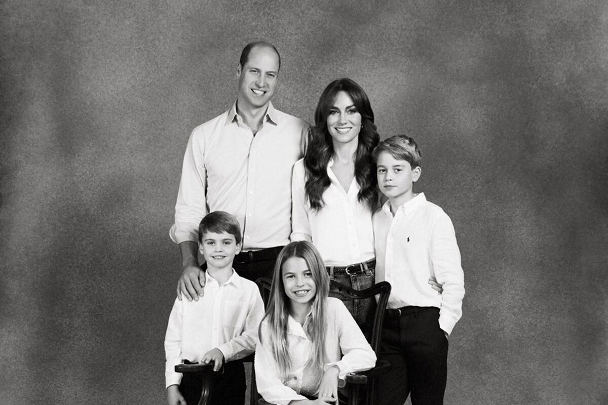 Prințul William, Kate Middleton, Prințul George, Prințul Louis și prințesa Charlotte în fotografia de Crăciun