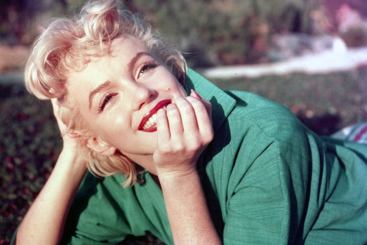 Portret cu actrița Marilyn Monroe care poartă o cămașă verde, fiind o fotografie realizată în 1954