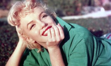 Portret cu actrița Marilyn Monroe care poartă o cămașă verde, fiind o fotografie realizată în 1954