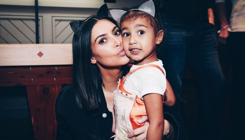 North West a primit o geantă personalizată cu chipul mamei sale. Fiica lui Kim Kardashian se mândrește cu o piesă rară