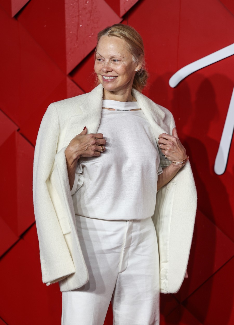 Pamela Anderson, zâmbitoare la un eveniment monden