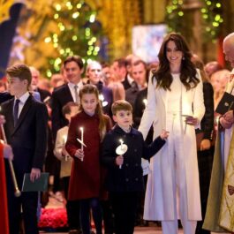 Kate Middleton alături de Prințul George, Prințul Louis și Prințesa Charlotte la slujba de colinde de Crăciun
