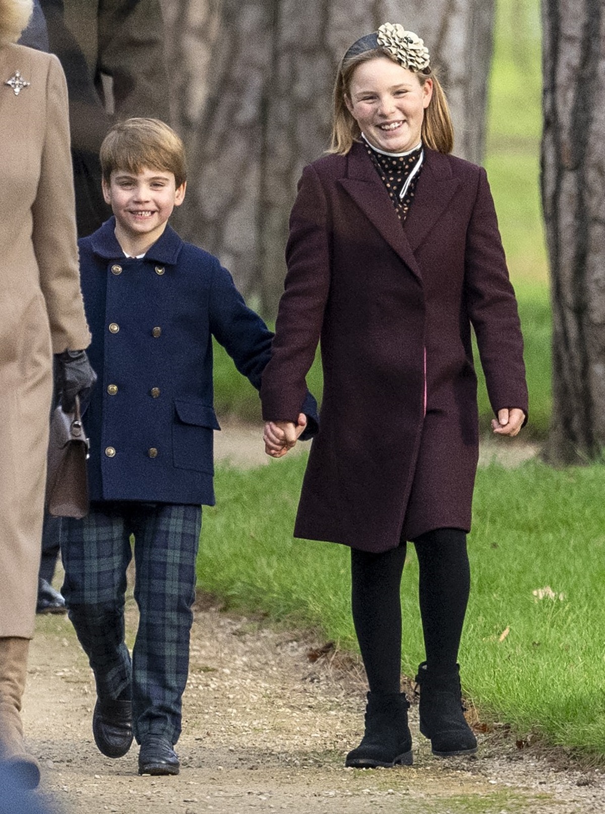 Prințul Louis și Mia Tindall în timp ce se plimbă de mână
