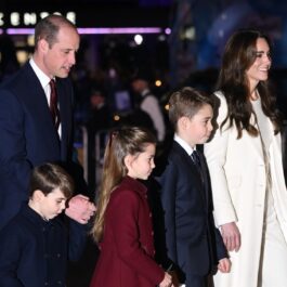 Prințul William de mână cu Prințul Louis, Prințul George și Prințesa Charlotte, iar în fața lor merge Kate Middleton