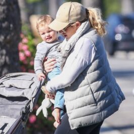 Beverly Hills cu fiica ei în brațe la plimbare pe străzile din Beverly Hills