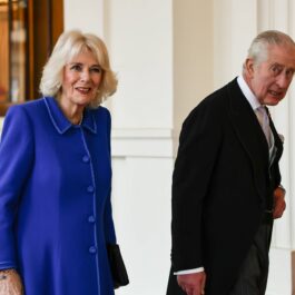 Regele Charles și Regina Camilla în timp ce sosesc la Palatul Buckingham