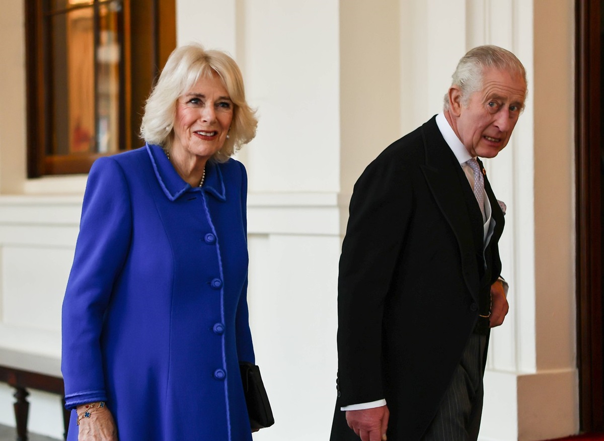 Regele Charles și Regina Camilla în timp ce sosesc la Palatul Buckingham