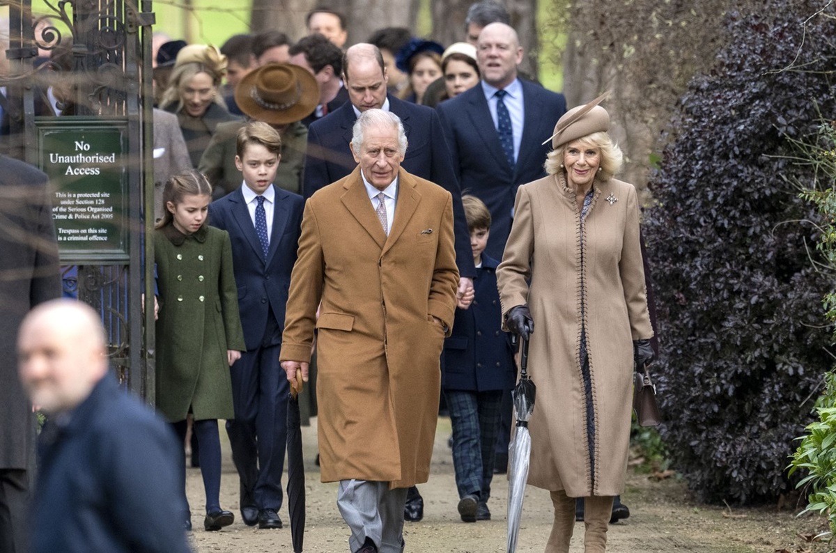Regele Charles și Regina Camilla în timp ce vin la slujba de Crăciun