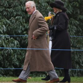 Regele Charles și Regina Camilla în timp ce vin de la slujba de Crăciun