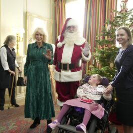 Regina Camilla a făcut o poză cu Moș Crăciun la Clarence House