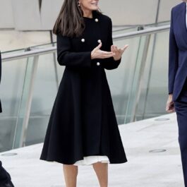 Regina Letizia purtând un palton negru după ce a fost acuzată de infidelitate