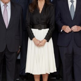 Regina Letizia într-o fustă albă și o cămașă neagră după ce a fost acuzată de infidelitate