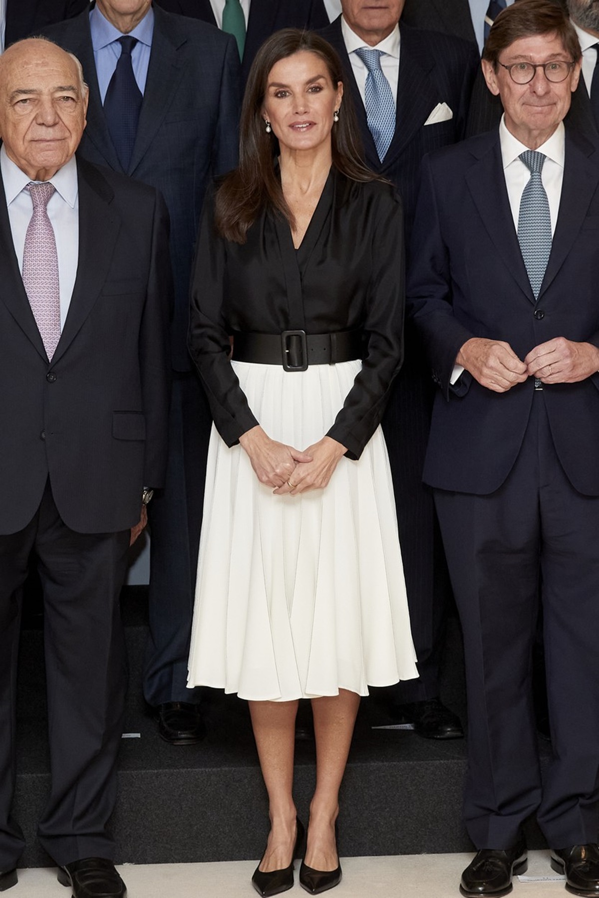 Regina Letizia într-o fustă albă și o cămașă neagră după ce a fost acuzată de infidelitate