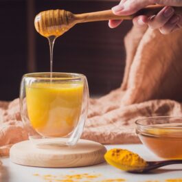 Femeie preparând rețetă de curcuma cu miere sau miere de aur