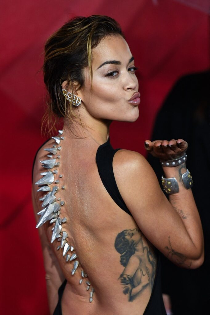 Rita Ora cu țepi argintii pe spate la British Fashion Awards