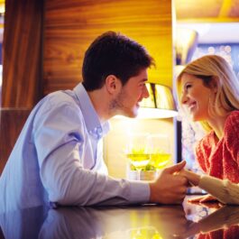 Un cuplu romantic care se află la un restaurant în timpul unei întâlniri