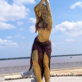 Statuia de șase metri a cântăreței Shakira