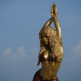 Statuia din bronz a Shakirei din orașul său natal din Columbia