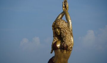 Statuia din bronz a Shakirei din orașul său natal din Columbia