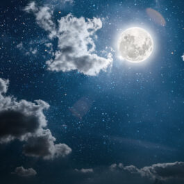 Noaptea cu lună plină și nori albi pe fundal negru