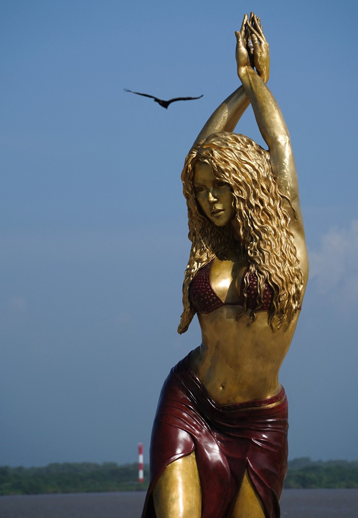 O fotografie cu statuia artistei Shakira