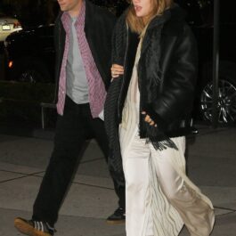 Robert Pattinson și Suki Waterhouse, la premiera unui film, în haine lejere